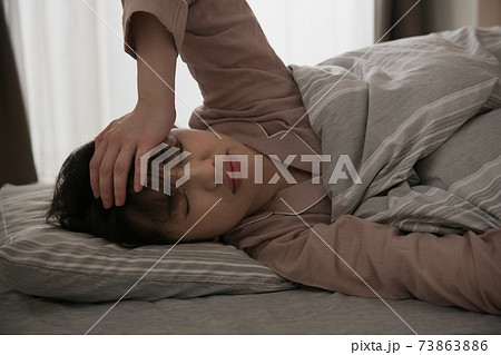 寝不足・睡眠不足・不眠症の女性イメージ 寝不足・睡眠不足・不眠症の女性イメージ 73863886