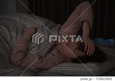 寝不足・睡眠不足・不眠症の女性イメージ 73863892