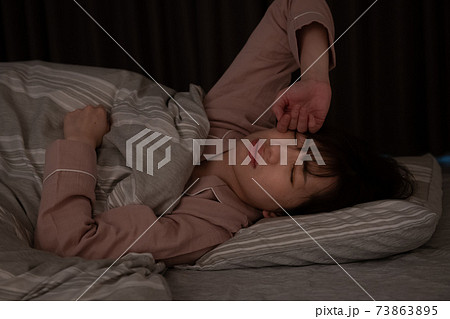 寝不足・睡眠不足・不眠症の女性イメージ 73863895