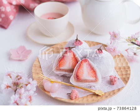 和菓子 桜餡のイチゴ大福 和菓子 桜餡のイチゴ大福 73864128