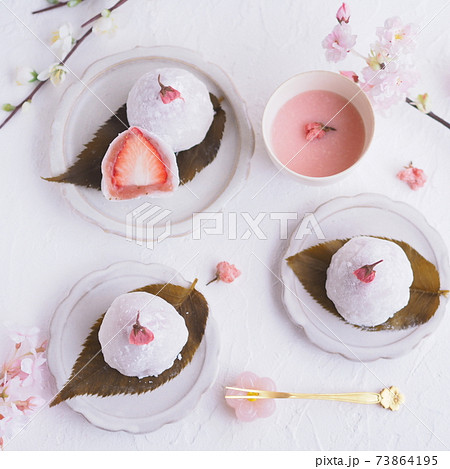 和菓子 桜餡のイチゴ大福 和菓子 桜餡のイチゴ大福 73864195