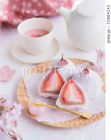 和菓子 桜餡のイチゴ大福 73864241