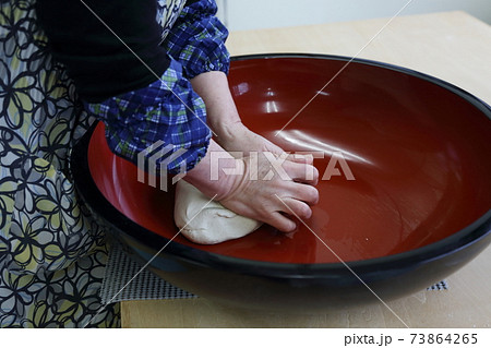 そばをこねる手 73864265
