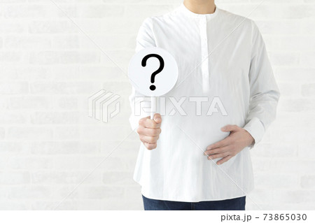 クエスションマークが描かれたプレートを持つ妊婦 クエスションマークが描かれたプレートを持つ妊婦 73865030