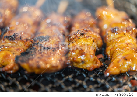 焼鳥モモ　七輪で炭火焼き 73865510