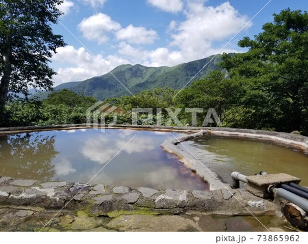 那須岳の三斗小屋温泉にある山小屋 煙草屋旅館の露天風呂の写真素材