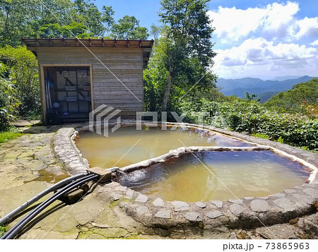 那須岳の三斗小屋温泉にある山小屋 煙草屋旅館の露天風呂と着替えスペースの写真素材