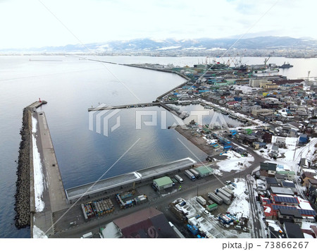 冬の北海道函館市入船町の函館漁港の雪景色を空撮 73866267