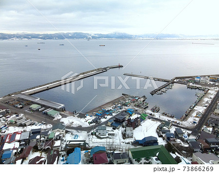 冬の北海道函館市入船町の函館漁港の雪景色を空撮 73866269