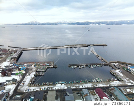 冬の北海道函館市入船町の函館漁港の雪景色を空撮 冬の北海道函館市入船町の函館漁港の雪景色を空撮 73866271