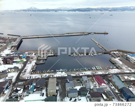 冬の北海道函館市入船町の函館漁港の雪景色を空撮 冬の北海道函館市入船町の函館漁港の雪景色を空撮 73866272
