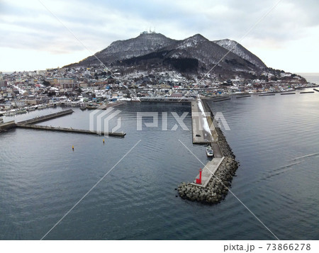 冬の北海道函館市入船町の函館漁港の雪景色を空撮 冬の北海道函館市入船町の函館漁港の雪景色を空撮 73866278