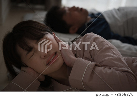 夫のいびきがうるさくて困っている女性イメージ 夫のいびきがうるさくて困っている女性イメージ 73866876
