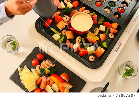 ホットプレートでアヒージョととチーズフォンデュをする家族の晩ご飯風景 ホットプレートでアヒージョととチーズフォンデュをする家族の晩ご飯風景 73867287