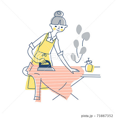 アイロンがけをするエプロン姿の女性 アイロンがけをするエプロン姿の女性 73867352