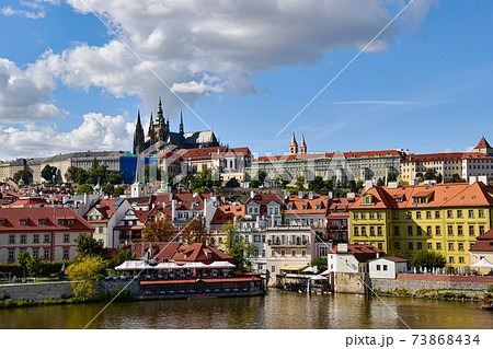 チェコ プラハのプラハ城とモルダウ川の写真素材