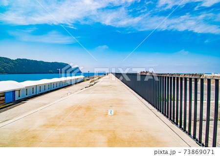晴れた日の伊豆大島の岡田港ジェット船のりばの風景 晴れた日の伊豆大島の岡田港ジェット船のりばの風景 73869071