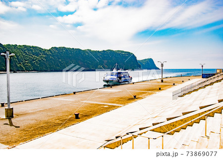 晴れた日の伊豆大島の岡田港ジェット船のりばの風景 晴れた日の伊豆大島の岡田港ジェット船のりばの風景 73869077
