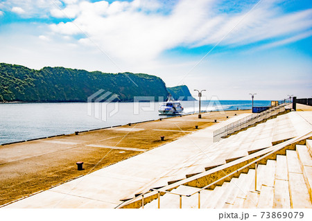 晴れた日の伊豆大島の岡田港ジェット船のりばの風景 73869079