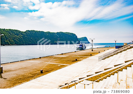 晴れた日の伊豆大島の岡田港ジェット船のりばの風景 73869080