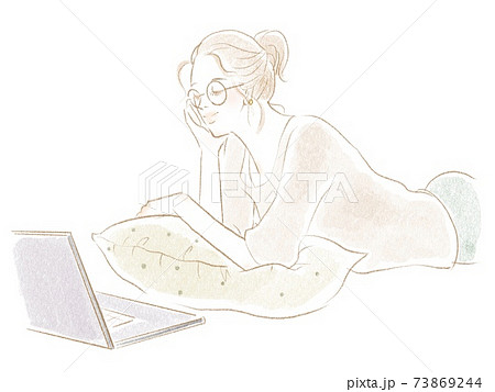 家で寝転びながらパソコンで仕事をするオシャレな女性のイラストのイラスト素材