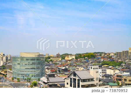 瀬戸市、瀬戸川と瀬戸市中心街の風景 73870952