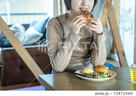 食事をする女性 食事をする女性 73872489