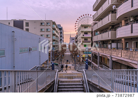 日本の横浜都市景観 地下鉄 センター北駅を望む(画面正面奥が駅・真っ直ぐ整備された歩道が駅まで続く) 日本の横浜都市景観 地下鉄 センター北駅を望む(画面正面奥が駅・真っ直ぐ整備された歩道が駅まで続く) 73872987