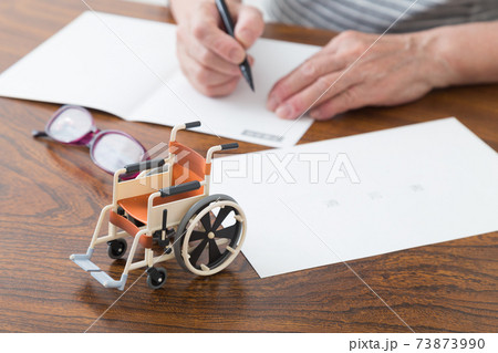 遺言書を書くシニア女性 73873990