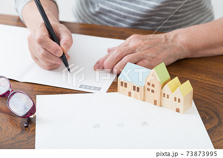 遺言書を書くシニア女性 73873995