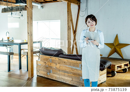 カフェ店員 女性 アルバイト カフェ店員 女性 アルバイト 73875139
