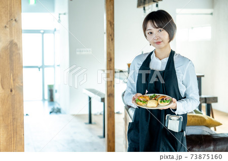 カフェ店員 女性 アルバイト カフェ店員 女性 アルバイト 73875160