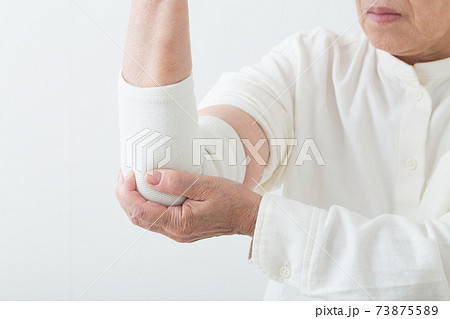 肘を押さえるシニア女性 肘を押さえるシニア女性 73875589