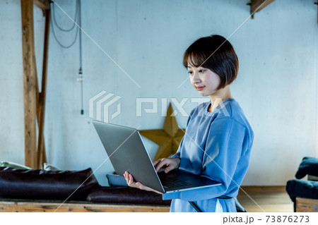 パソコンを使う女性 73876273