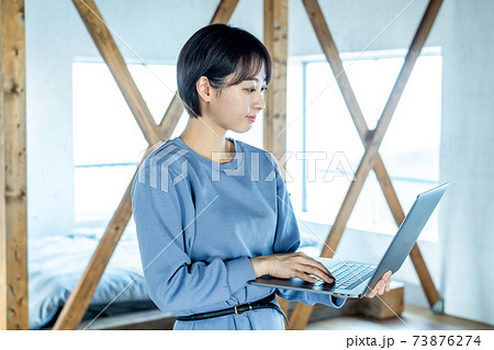 パソコンを使う女性 73876274