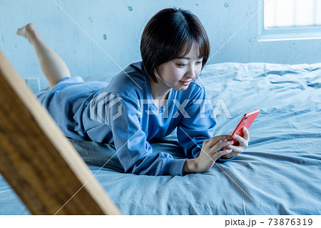 スマートフォンを使う女性 スマートフォンを使う女性 73876319