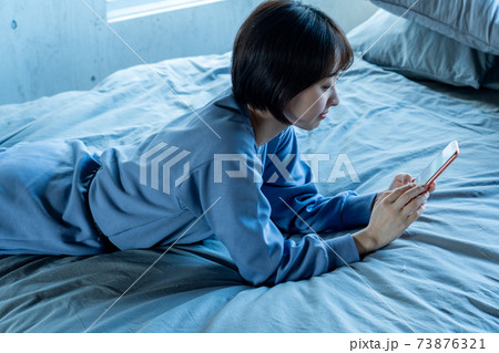 スマートフォンを使う女性 スマートフォンを使う女性 73876321