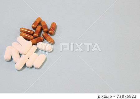 白い錠剤と茶色いカプセル錠 白い錠剤と茶色いカプセル錠 73876922
