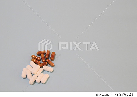 白い錠剤と茶色いカプセル錠 白い錠剤と茶色いカプセル錠 73876923