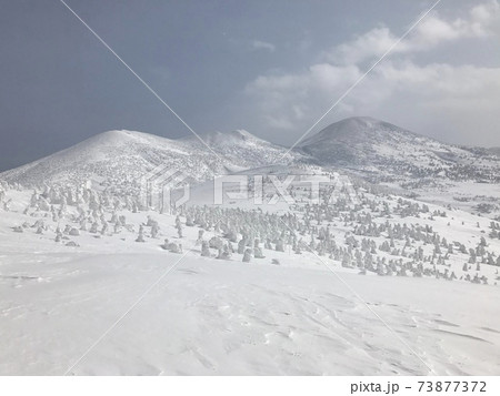 冬の八甲田ロープウェー山頂駅からの八甲田山 73877372