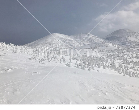 冬の八甲田ロープウェー山頂駅からの八甲田山 73877374