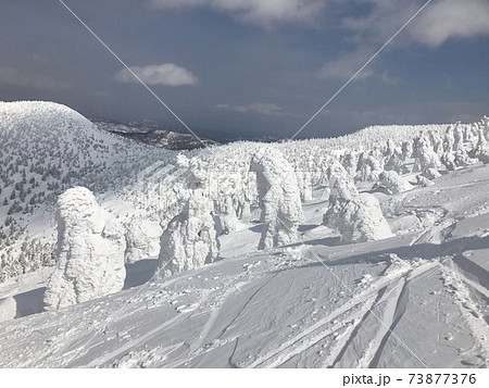 冬の八甲田ロープウェー山頂駅からの八甲田山の写真素材
