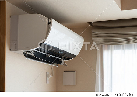 稼働中のエアコン　住まい 73877965