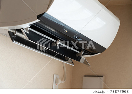 稼働中のエアコン　住まい 73877968