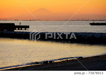 検見川の浜から夕暮れの富士山を望む(千葉市美浜区) 検見川の浜から夕暮れの富士山を望む(千葉市美浜区) 73878913