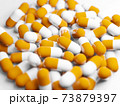 大量のカプセル(薬、サプリメント)の写真素材 73879397
