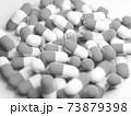 モノクロの大量のカプセル(薬、サプリメント)の写真素材 73879398