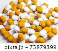 大量のカプセル(薬、サプリメント)と希望の光の写真素材 73879399