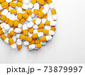 コピースペースのある大量のカプセル(薬、サプリメント)の写真素材 73879997