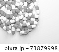 コピースペースのある大量のカプセル(薬、サプリメント)の白黒写真素材 73879998